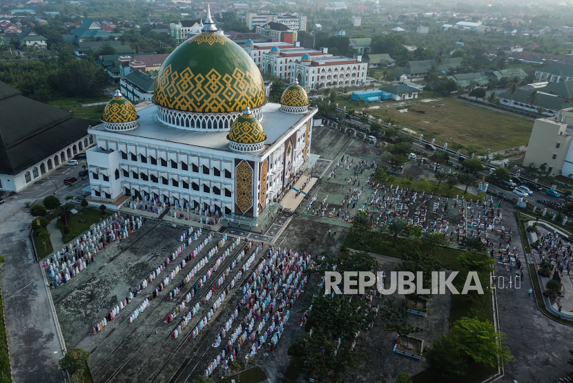 Foto udara umat muslim melaksanakan shalat Idul Adha 1442 H di Masjid Raya Darussalam, Palangkaraya, Kalimantan Tengah, Selasa (20/7/2021). Penjelasan Singkat Apa Itu Idul Adha dan Qurban Beserta Tradisinya