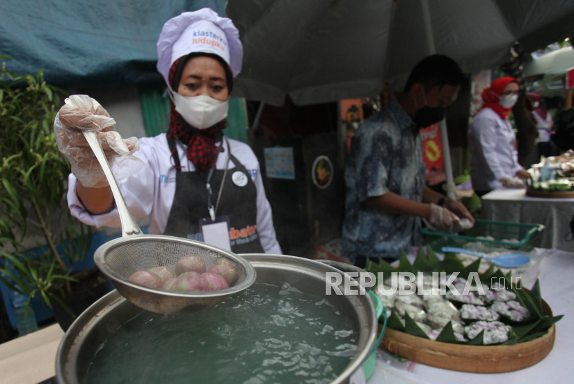 Pelaku usaha kuliner memasak jajanan untuk dijual di Jalan Rungkut Lor Gang II, Surabaya, Jawa Timur. Asosiasi UMKM meminta ada kemudahan bila dilakukan konversi elpiji 3 Kg ke kompor listrik