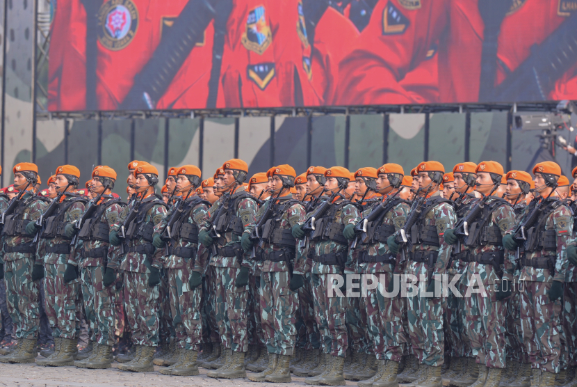 Prajurit TNI saat mengikuti upacara Hari Ulang Tahun (HUT) ke-79 Tentara Nasional Indonesia (TNI) di kawasan Monas, Jakarta Pusat, Sabtu (5/10/2024).