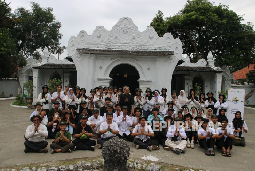 Dompet Dhuafa ajak anak yatim wisata budaya dan religi di Keraton Kasepuhan dan Masjid Sang Cipta Rasa Cirebon.