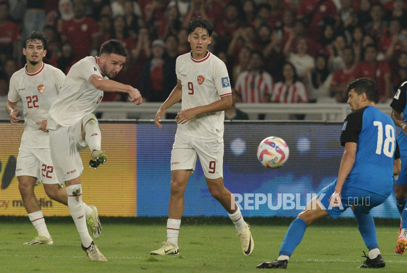 Pemain timnas Indonesia Calvin Verdonk melepaskan tendangan pada pertandingan Kualifikasi Piala Dunia 2026 melawan Filipina di Stadion Utama GBK, Jakarta, Selasa (11/6/2024). Indonesia mengalahkan Filipina dengan skor 2-0.