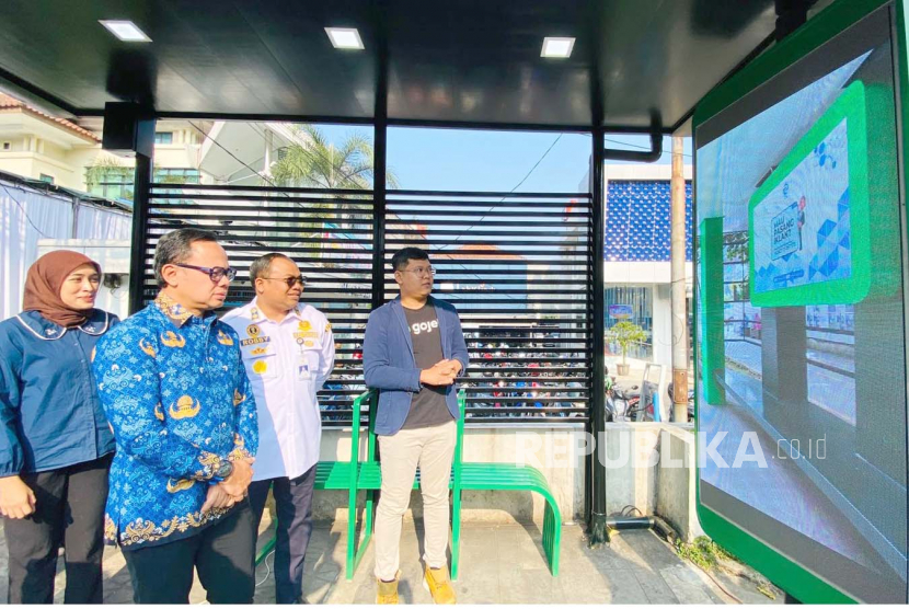 Wali Kota Bogor Bima Arya Sugiarto meresmikan halte Biskita Trans Pakuan yang selesai direvitalisasi, Senin (17/7/2023). 
