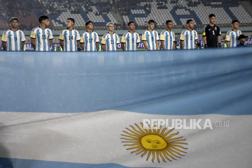 Pemain Timnas Argentina menyanyikan lagu kebangsaan sebelum pertandingan babak penyisihan Grup D Piala Dunia U17 2023 di Stadion Si Jalak Harupat, Kabupaten Bandung, Jawa Barat.
