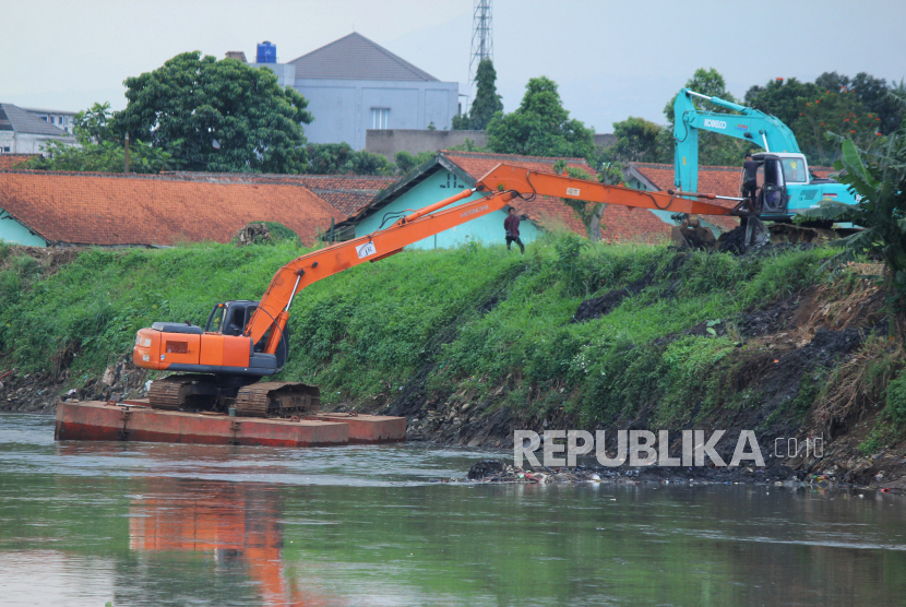 Proses pengerukan sedimentasi dan penanganan sampah Sungai Citarum. Gubernur Jabar Ridwan Kamil meminta Perpres DAS Citarum diperpanjang.