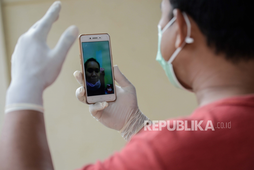 Pasien covid-19 melakukan panggilan video bersama keluarganya saat akan meninggalkan tempat isolasi Graha Wisata Ragunan di Jakarta, Jumat (29/1). Sebanyak 68 pasien covid-19 dari total 81 pasien yang melakukan isolasi di tempat tersebut telah dinyatakan sembuh. Sementara berdasarkan data Komite Penanganan Covid-19 dan Pemulihan Ekonomi Nasional pada Kamis (28/1) Sore jumlah pasien yang sembuh bertambah 10.792 orang dengan jumlah total pasien sembuh mencapai 842.122 orang.