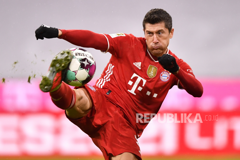 Pemain Bayern Robert Lewandowski mencetak gol 1-2 selama pertandingan sepak bola Bundesliga Jerman antara FC Bayern Munich dan DSC Arminia Bielefeld di Munich, Jerman, 15 Februari 2021.