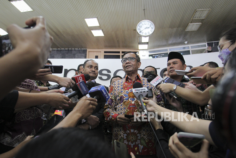 Menteri Koordinator Bidang Politik, Hukum dan Keamanan (Menko Polhukam) Mahfud MD (tengah) menyampaikan keterangan pers usai bertemu dengan pimpinan DPD di Kompleks Parlemen, Senayan, Jakarta, Kamis (2/12/2021). Pertemuan tersebut membahas penuntasan kasus Bantuan Likuiditas Bank Indonesia (BLBI). 