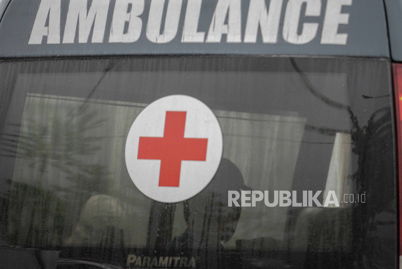 Pasien covid-19 berada di dalam ambulan (ilustrasi). Dari tujuh provinsi yang memberlakukan PPKM, hanya Jawa Tengah dan Bali yang mampu menekan angka keterisian tempat tidur (BOR/Bed Occupancy Ratio) di bawah 70 persen. 