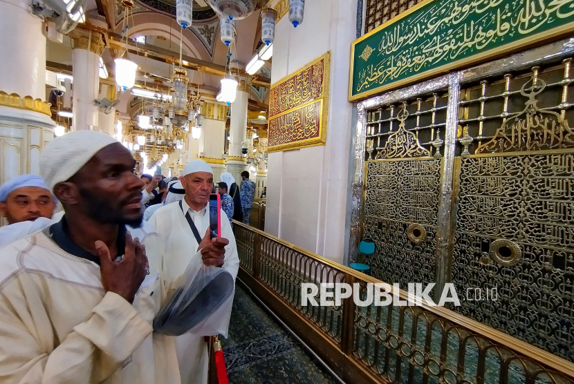 Umat muslim berdoa saat berziarah ke makam Nabi Muhammad SAW (Raudhah) dan dua sahabatnya Abu Bakar dan Umar bin Khattab di Masjid Nabawi, Madinah, Arab Saudi, Kamis (4/5/2023).
