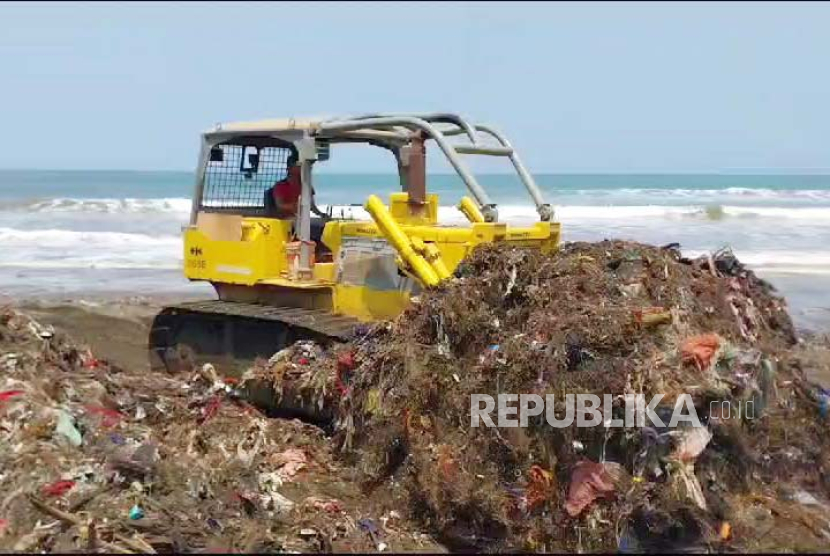Aksi bersih-bersih hari kedua digelar di Pantai Cibutun, Kecamatan Simpenan, Kabupaten Sukabumi digelar pada Kamis (5/10/2023). Tampak beberapa titik mulai bersih dan masih dibersihkan dengan bantuan alat berat.