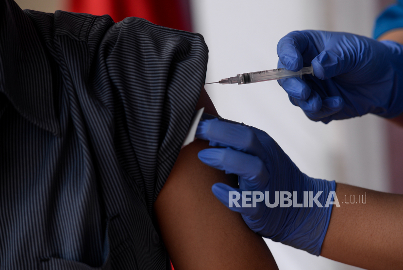 Vaksinator menyuntikan vaksin Covid-19 kepada warga (ilustrasi). 