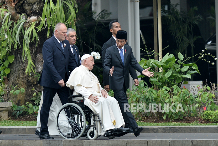 Presiden Joko Widodo dan Pemimpin Gereja Katolik Dunia Paus Fransiskus berjalan bersama untuk melakukan pertemuan di Istana Negara, Jakarta, Rabu (4/9/2024). Pertemuan Presiden Jokowi dan Paus Fransiskus membahas hubungan bilateral Indonesia dan Vatikan sekaligus membahas isu-isu global, khususnya perdamaian dunia.