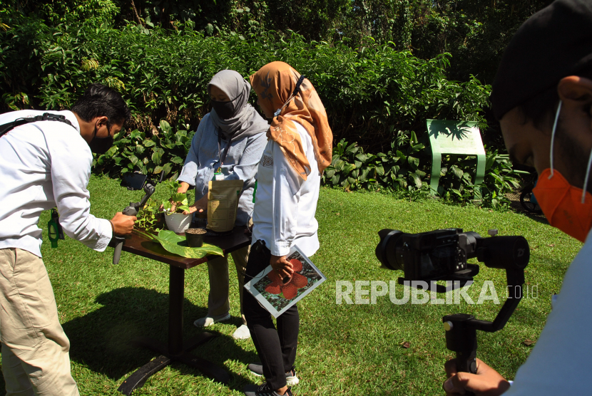 Petugas menjelaskan cara merawat tanaman di dalam ruangan saat wisata study tour. Disdik Jawa Barat mengizinkan sekolah untuk study tour tapi dengan prokes yang ketat.