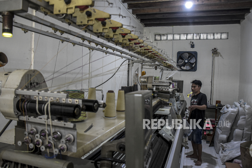 Pekerja menyelesaikan produksi pakaian rajut di salah satu industri rumahan di Sentra Rajut Binong Jati, Binong, Kota Bandung,. Badan Pusat Statistik (BPS) melaporkan laju inflasi tahunan hingga November 2022 sebesar 5,42 persen year on year (yoy). Angka inflasi tahunan mengalami penurunan dua bulan berturut-turut sejak September yang mencatat rekor inflasi 5,71 persen sejak awal tahun.