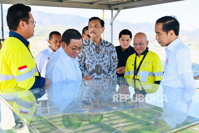 Presiden Joko Widodo (kanan) tiba di Kawasan PT Amman Mineral Nusa Tenggara (AMNT), Selasa siang 20 Juni 2023.