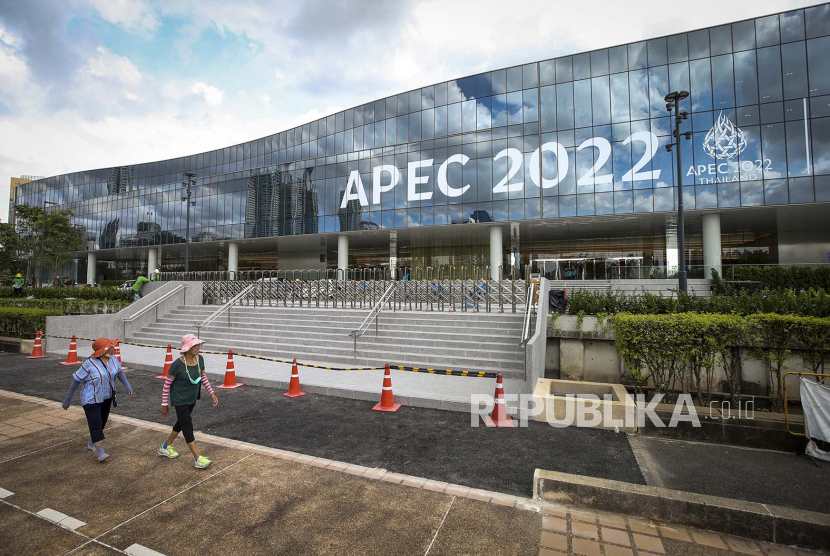 Orang-orang berjalan melewati tempat KTT Kerjasama Ekonomi Asia-Pasifik (APEC) 2022, yang masih dalam renovasi, di Pusat Konvensi Nasional Queen Sirikit di Bangkok, Thailand, 10 Agustus 2022. KTT Kerjasama Ekonomi Asia-Pasifik (APEC) 2022, dijadwalkan berlangsung pada 18 dan 19 November, akan dipimpin oleh Thailand, mempertemukan para pemimpin dunia dari 21 negara anggota untuk kerja sama ekonomi regional. Sebagai ketua APEC tahun ini, Thailand diharapkan untuk membahas berbagai isu termasuk investasi, pemanasan global, dan pemulihan ekonomi pasca-Covid antara lain.