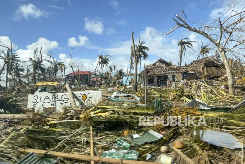  Dalam foto handout yang disediakan oleh Kantor Wakil Presiden ini, pohon tumbang dan bangunan berserakan akibat Topan Rai di pulau Siargao, Surigao del Norte, Filipina selatan pada Minggu 19 Desember 2021. Tahun ini Asia Selatan menjadi wilayah yang mengalami dampak bencana alam terburuk. 