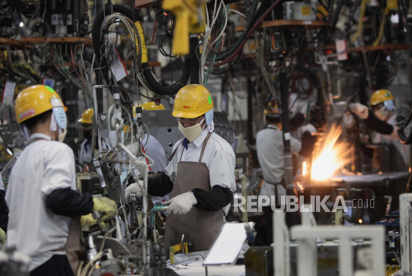 Pekerja menyelesaikan perakitan komponen mobil di sebuah pabrik di Karawang, Jawa Barat, Senin (7/8/2023). 