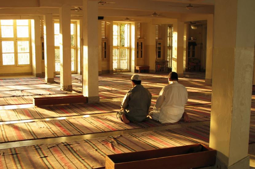 Shalat di Masjid yang Ada Kuburannya - Suara Muhammadiyah