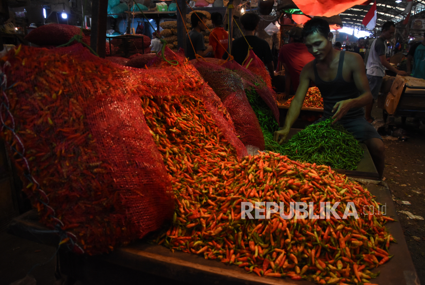 Pedagang memilah cabai yang akan dijual di Pasar Induk Kramat Jati, Jakarta, Rabu (16/12/2020). Berdasarkan data Pusat Informasi Harga Pangan Strategis (PIHPS) Nasional, menjelang Natal dan Tahun Baru, rata-rata harga cabai merah besar di pasar tradisional di seluruh Indonesia naik 1,33 persen dari Rp52.452 menjadi Rp53.150 per kilogram, sedangkan cabai rawit hijau naik 1,79 persen dari Rp41.801 menjadi 42.550 per kilogram. 