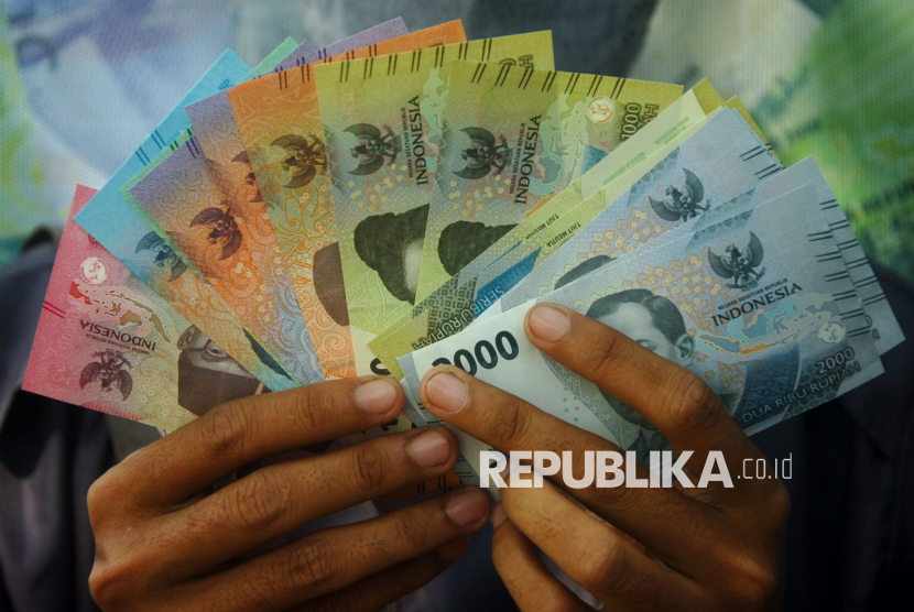 Warga menunjukkan uang kertas baru tahun emisi 2022 usai penukaran di mobil kas keliling Kantor Perwakilan (Kpw) Bank Indonesia (BI) Tegal di Tegal, Jawa Tengah, Jumat (19/8/2022).