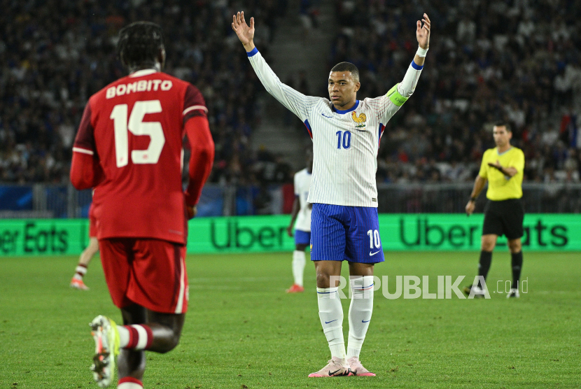 Pemain Prancis Kylian Mbappe memberi isyarat pada pertandingan sepak bola persahabatan antara Prancis dan Kanada di Bordeaux, Prancis, 09 Juni 2024.