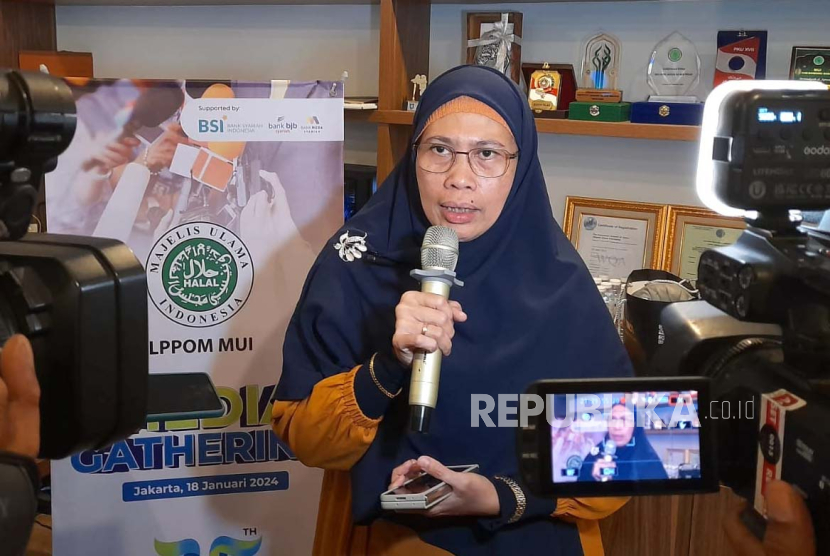 Direktur Utama LPPOM MUI, Muti Arintawati saat acara Liputan Khusus dalam Mini Workshop bertema Urgensi Uji Laboratorium Terhadap Sertifikasi Halal di Aula Buya Hamka, Gedung MUI Pusat di Jakarta pada Kamis (18/1/2024).