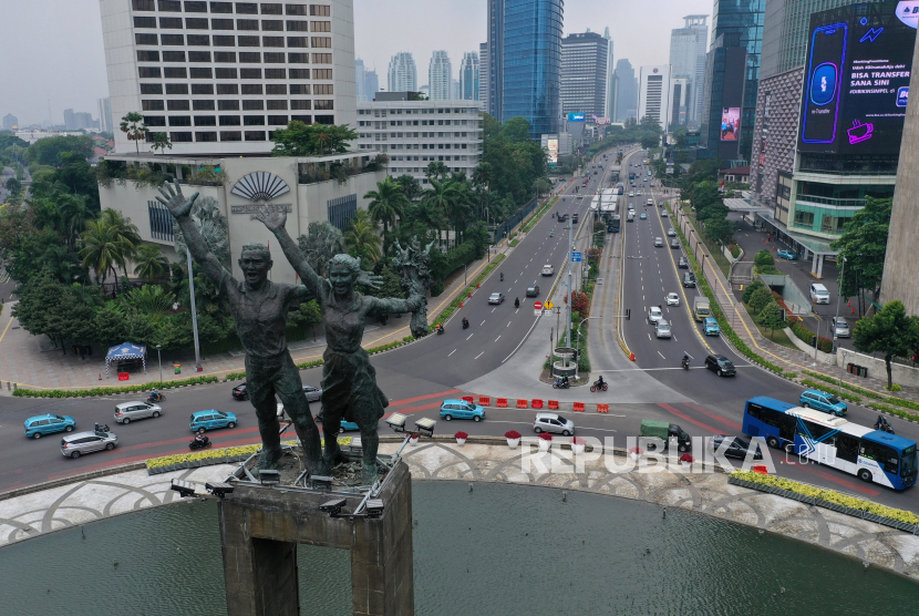 Foto aerial suasana kendaraan melintas di Bundaran HI, Jakarta, Senin (14/9/2020). Baleg DPR menetapkan draf RUU Daerah Khusus Jakarta, pada Senin (4/12/2023).
