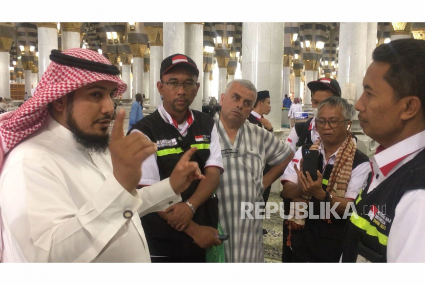 Masjid Nabawi terus berupaya meningkatkan layanan dalam menyambut tamu Allah dari berbagai negara. Layanan tersebut mencakup banyak hal. Hal tersebut diungkap Direktur Pelayanan Jamaah Masjid Nabawi Ahmad Bin Ali Al Johan kemudian menemui Tim Media Center Haji (MCH) Daerah Kerja Madinah, Sabtu (17/6/2023).