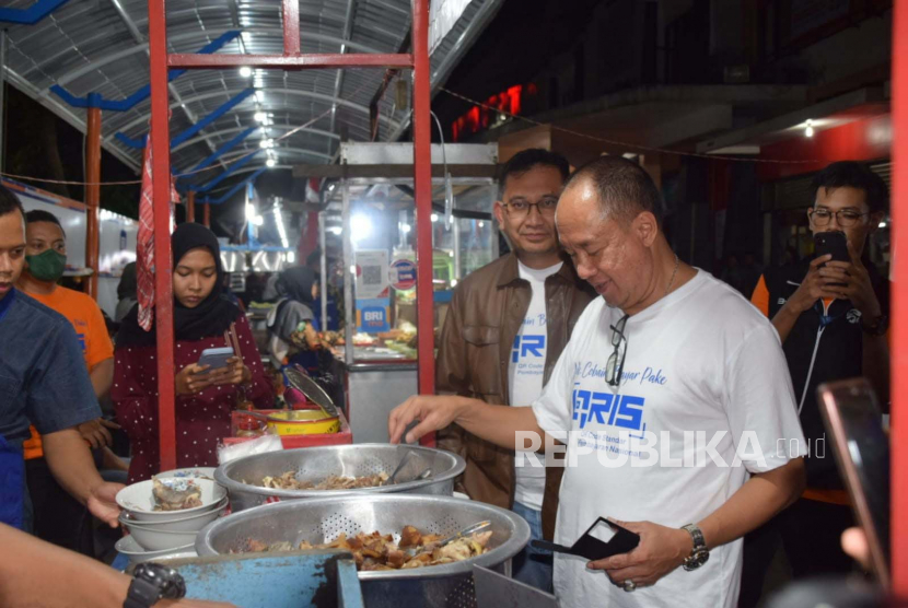 Wakil Bupati Banyumas Sadewo Tri Lastiono meresmikan running text 13 titik pasar dan publikasi aplikasi Sigaokmas (Sistem Informasi Harga Pokok Banyumas) di Pasar Manis pada Selasa (24/1/23) malam. 