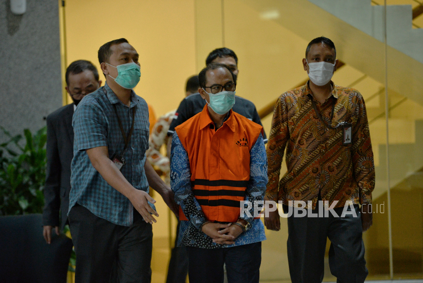 Tersangka Hakim Agung Gazalba Saleh berjalan mengenakan rompi tahanan KPK usai diperiksa di Gedung Merah Putih KPK, Jakarta, Kamis (8/12/2022). (Ilustrasi)