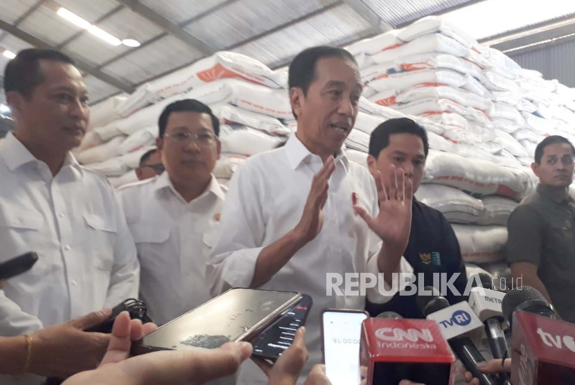Presiden Jokowi saat meninjau persediaan beras di Gudang Bulog Dramaga, Kabupaten Bogor, Jawa Barat, Senin (11/9/2023).