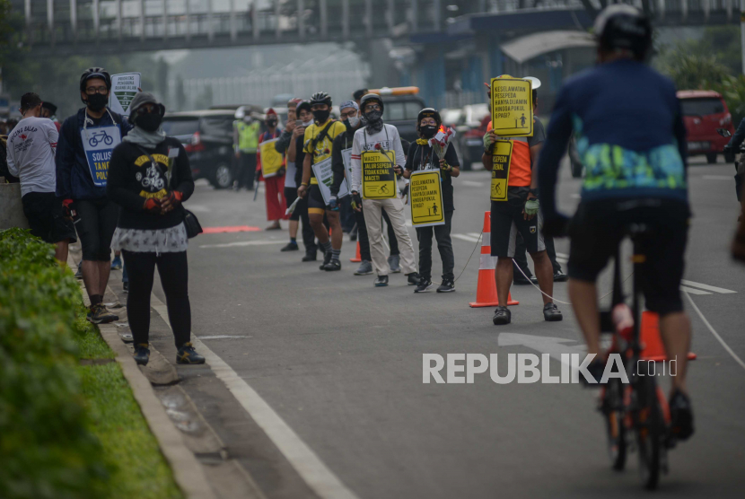 Komunitas yang tergabung dalam Bike To Work Indonesia menggelar kampanye edukasi tertib bersepeda di area FX Sudirman, Jalan Sudirman, Jakarta, Jumat (3/7). kampanye tersebut sebagai bentuk dukungan untuk menjaga jalur sepeda sekaligus  mengedukasi sesama pesepeda agar tertib bersepeda.