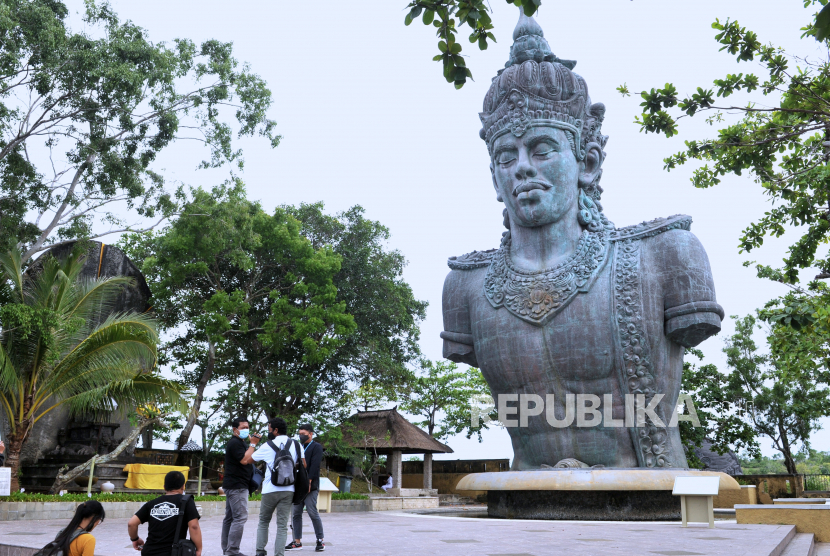 Wisatawan mengunjungi kawasan Garuda Wisnu Kencana (GWK) Cultural Park di Badung, Bali, Jumat (4/12/2020). Kawasan wisata GWK resmi dibuka kembali bagi kunjungan wisatawan dengan menerapkan protokol kesehatan yang ketat setelah ditutup sejak bulan Maret yang lalu akibat pandemi COVID-19. 