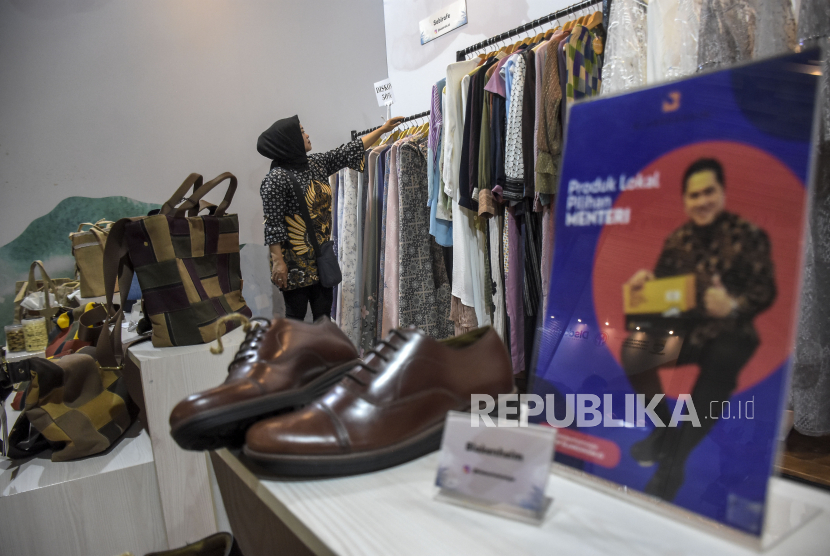 Pengunjung melihat sejumlah produk UMKM yang dijual di Pasar Kreatif Bandung di Pullman Bandung Grand Central, Jalan Diponegoro, Kota Bandung, Jumat (17/3/2023). Kementerian Perindustrian (Kemenperin) mencata sedikitnya 38 ribu produk lokal industri kecil menengah (IKM) telah tersertifikasi TKDN.