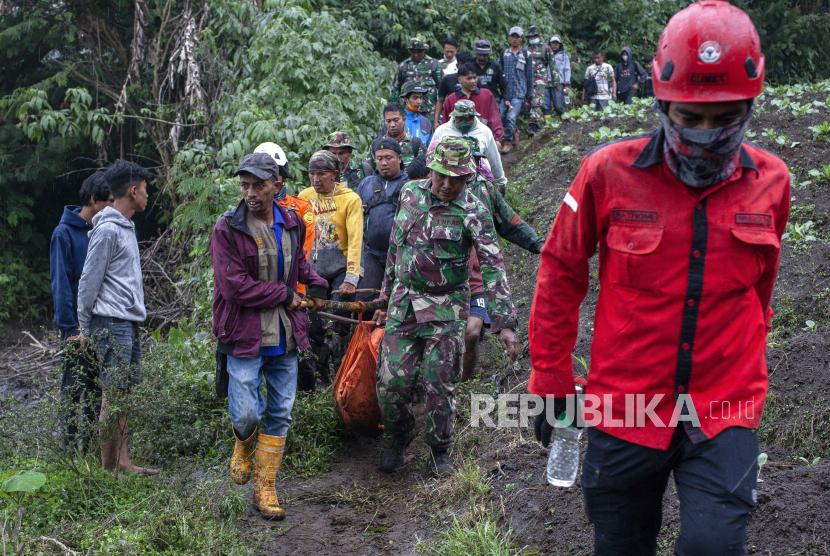 A joint team lifts the bodies of victims of the Mount Marapi eruption at Nagari Batu Plano, Agam Regency, West Sumatra, Tuesday (5/12/2023).