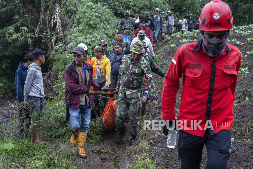 Tim gabungan mengangkat jenazah korban erupsi Gunung Marapi di Nagari Batu Plano, Kabupaten Agam, Sumatera Barat, Selasa (5/12/2023). Data SAR Padang menyatakan sebanyak delapan jenazah pendaki berhasil dievakuasi dan dibawa ke Rumah Sakit Dr Achmad Mochtar di Bukittinggi untuk diidentifikasi.