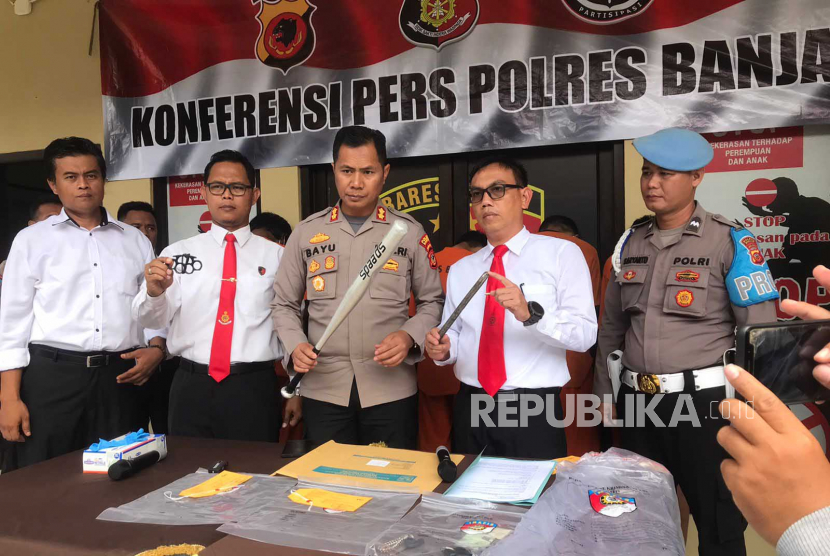 Kapolres Banjar AKBP Bayu Catur Prabowo melakukan konferensi pers terkait kasus dugaan penganiayaan oleh lima orang remaja, Senin (19/6/2023).