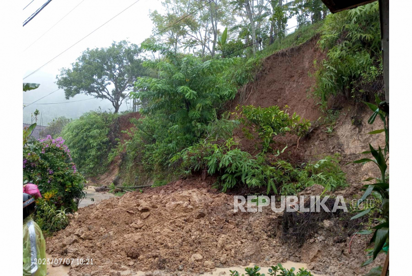Kondisi bencana longsor di Kecamatan Ampelgading, Kabupaten Malang, Jumat (7/7/2023). 