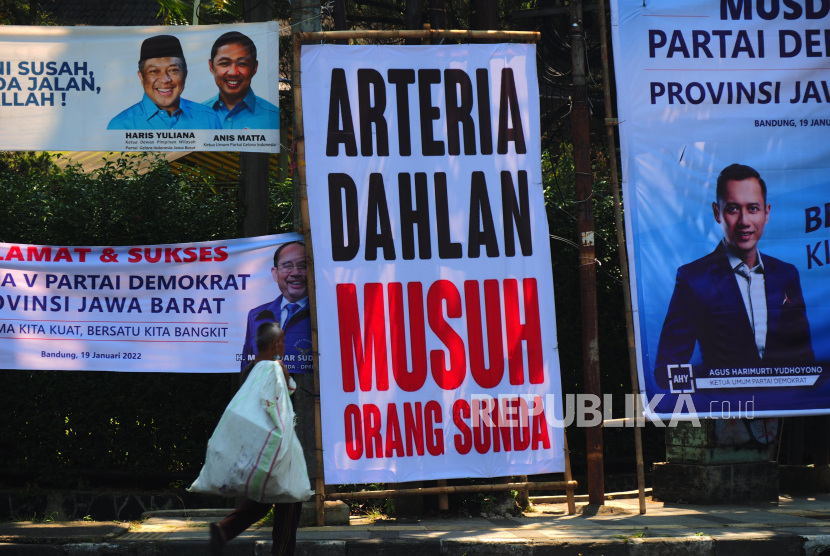 Baliho menghujat anggota DPR RI Arteria Dahlan terpampang di Jalan Diponegoro Bandung, Rabu (19/01/2022). Baliho ini berada diseberang Gedung DPRD Jabar dan Kompleks Gedung Sate. Imbas komentar Arteria tentang bahasa Sunda menimbulkan kemarahan beberapa pihak.