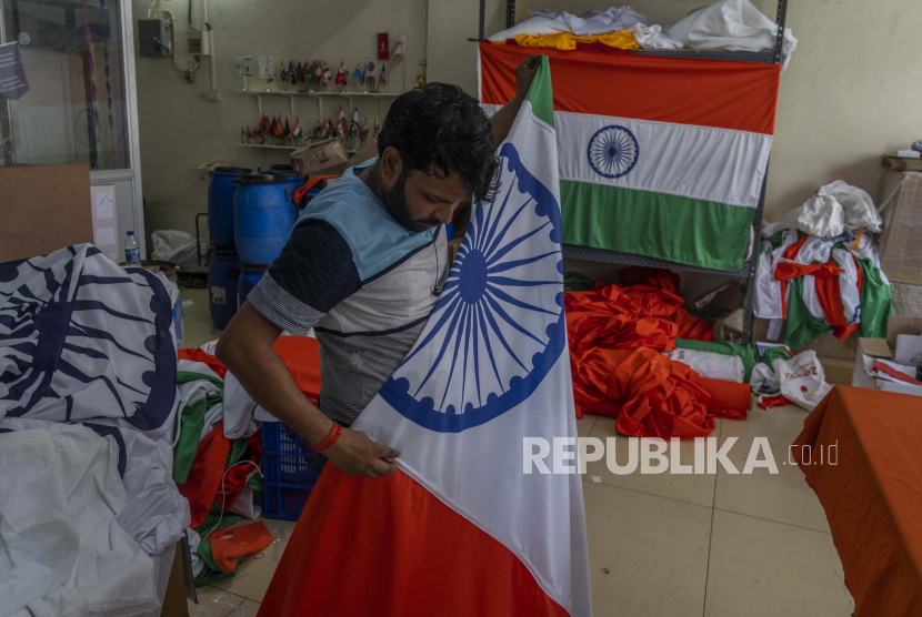 Seorang pekerja melipat bendera India di sebuah lokakarya menjelang hari kemerdekaan India di Mumbai, India, Selasa, 2 Agustus 2022. India akan merayakan Hari Kemerdekaannya pada 15 Agustus. India Selamatkan 130 Warganya dari Penipuan Pekerjaan di Luar Negeri