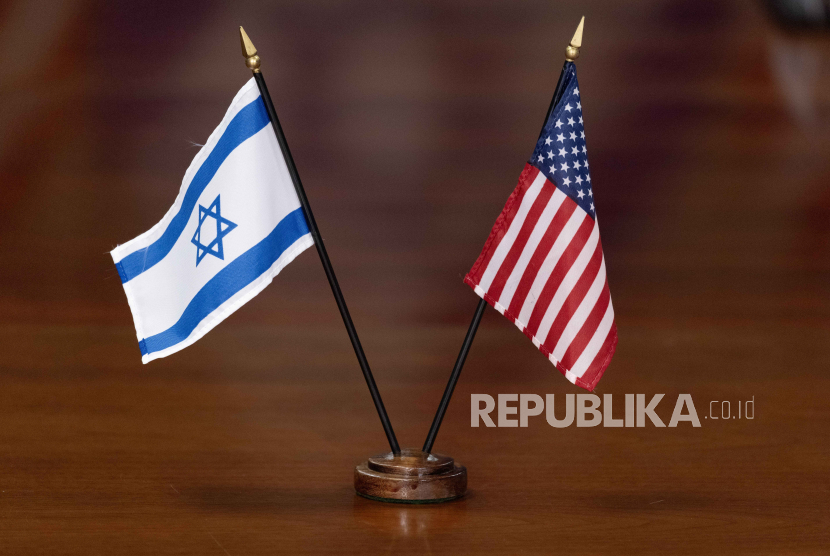 Bendera Israel dan AS (Ilustrasi). Menhan kedua negara melakukan percakapan per telepon membahas upaya jaga stabilitas regional selepas Tel Aviv serang Iran, Jumat (19/4/2024).