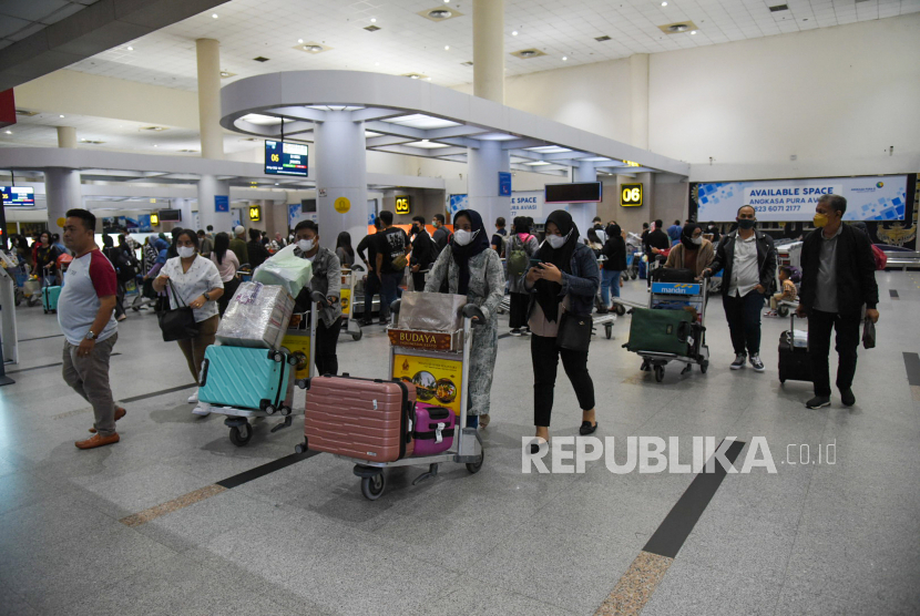 Penumpang berjalan keluar terminal kedatangan setibanya di Bandara Kualanamu, Deli Serdang, Sumatra Utara, Jumat (29/4/2022) (ilustrasi). Jumlah penumpang pesawat udara di Bandara Internasional Kualanamu Deli Serdang, Sumatra Utara pada Tahun Baru 2023, Ahad (1/1/2023), mencapai 20.698 orang.