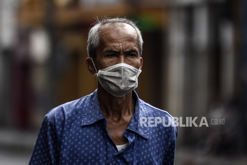Di tengah pandemi corona, menggunakan masker kini menjadi kewajiban. 