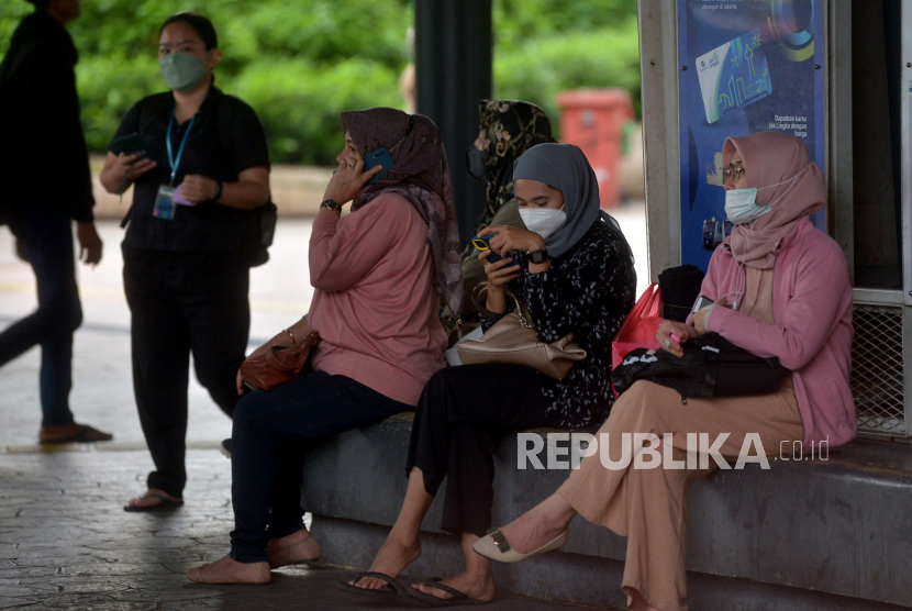 Warga DKI Jakarta menggunakan masker (ilustrasi). Dinkes DKI Jakarta didesak untuk bergerak cepat mengantisipasi penyebaran bakter mycoplasma pneumoniae.