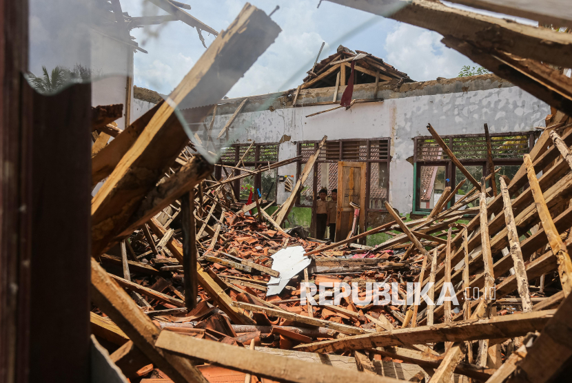 Perpustakaan Sekolah di Pandeglang Ambruk Diterpa Hujan