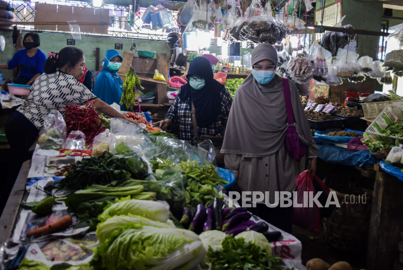 Sejumlah warga mengenakan masker saat berbelanja di Pasar Sago saat Pembatasan Sosial Berskala Besar (PSBB) di Kota Pekanbaru, Riau, Ahad (19/4/2020). Badan Pusat Statistik (BPS) Provinsi Riau mengatakan Provinsi Riau mengalami inflasi sebesar 0,91 persen pada Desember 2022.