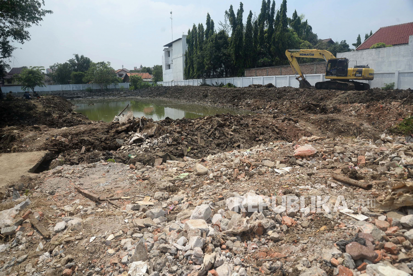 Pekerja mengoperasikan alat berat pada proyek pembuatan waduk di Cipinang Melayu, Jakarta. Pemkot Jaktim sebut Waduk Wirajasa dinilai mampu mengatasi banjir di Cipinang Melayu.