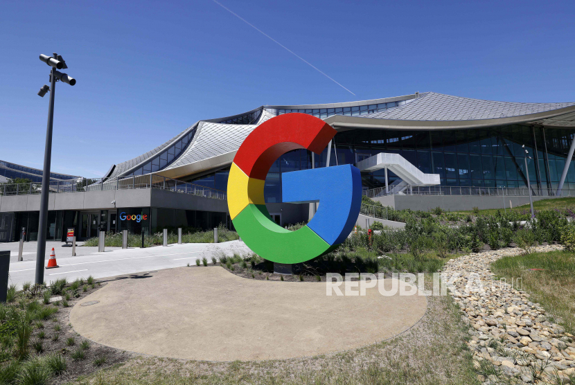 Logo Google di depan Googles Bay View Building. RUU Anti-monopoli merger dibuat untuk mengendalikan perusahaan raksasa teknologi seperti Google, Apple dan Amazon