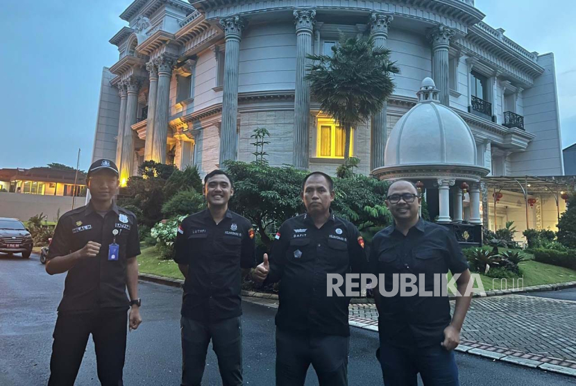 Tim Penyidik Jampidsus-Kejakgung menyita rumah istana milik tersangka Tamron alias Aon di Serpong, Banten. Rumah yang disita tersebut diduga bersumber dari hasil korupsi penambangan timah ilegal.